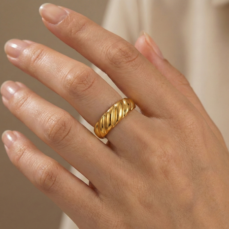 Croissant Ring Gold
